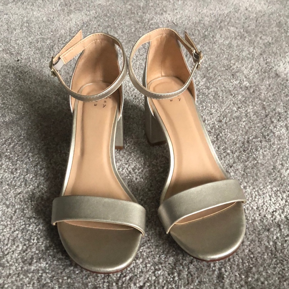 A New Day silver block heeled dress shoe